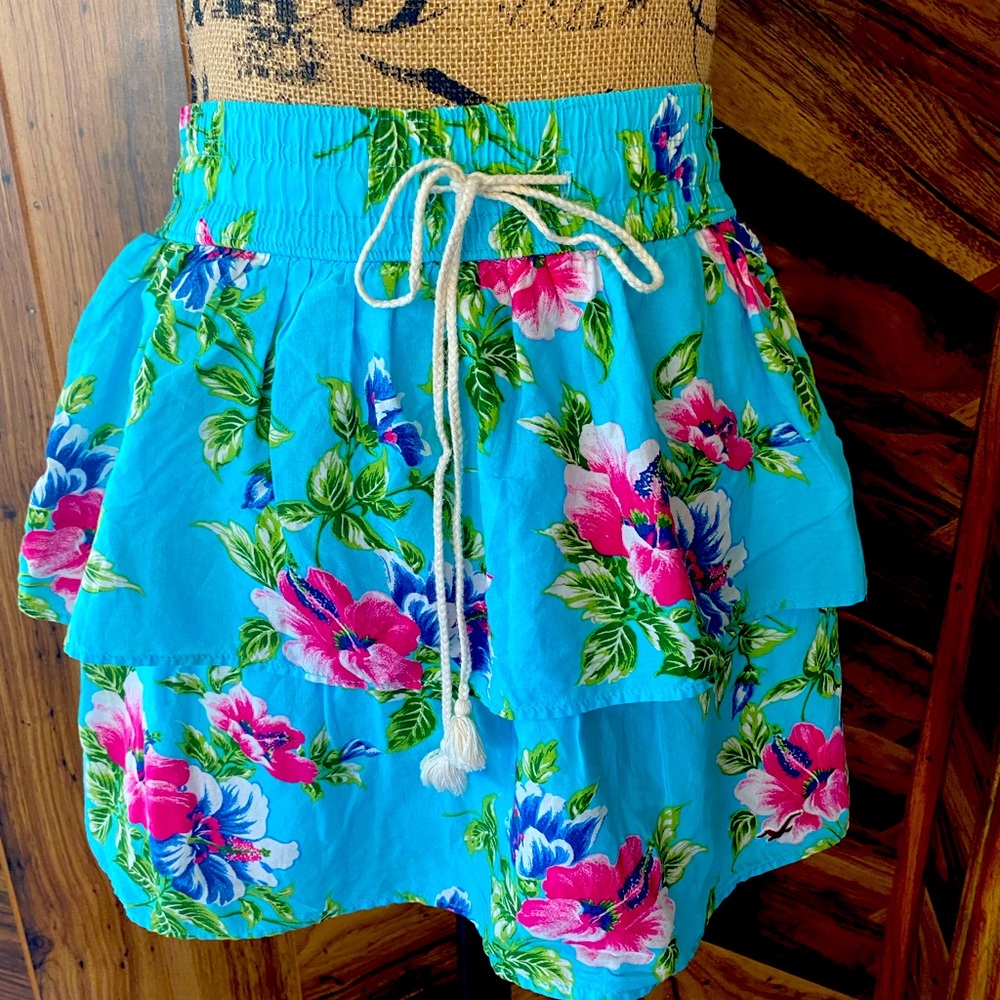 Hollister floral skirt size medium - excellent condition $9